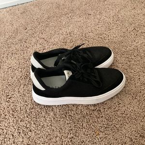 Kizik black and white hands free shoes